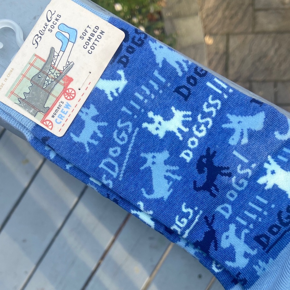 BLUE Q    DOGS!  Crew socks
